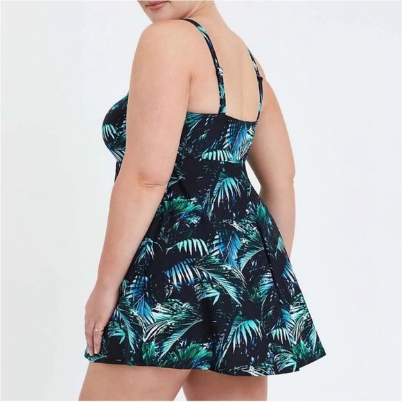 Torrid "palms forrest" Wireless Mid Strapless Swim Dress With Brief size 2! - Picture 4 of 12